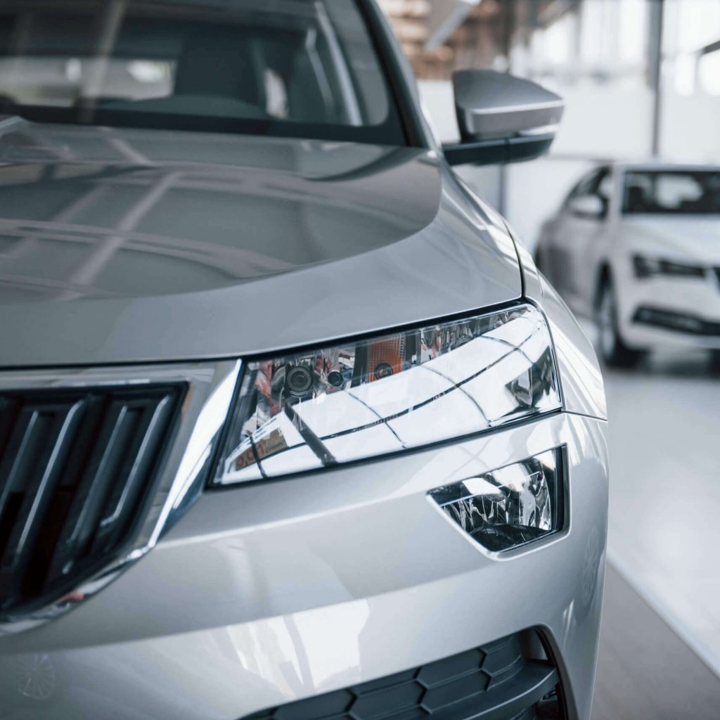 partikel-nahaufnahme-des-modernen-brandneuen-automobils-scaled